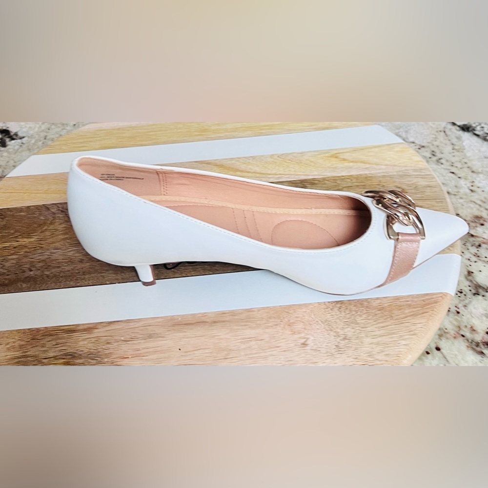 White 2” pumps with gold trim chain  S 9